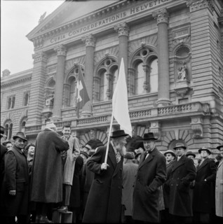 Max Daetwyler marches to Geneva, Bundesplatz Berne 1961