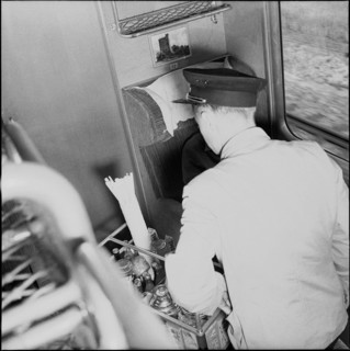 Football WC in Switzerland 1954: Steward with mini bar