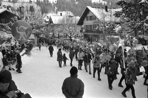 The annual Swiss youth skiing camp in Lenk allows 600 girls and boys to take part in a free ski