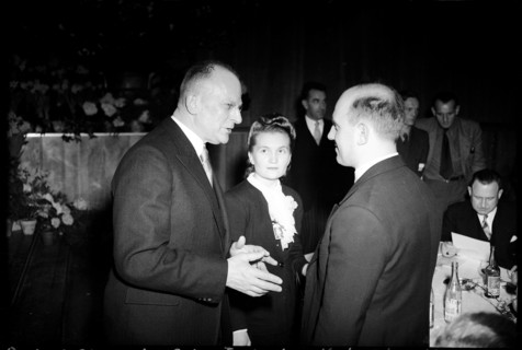 Member of the canton government Streuli talks with the help of an interpreter to Russian minister