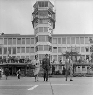US Ambassador Robert McKinney with his wife, departure, 1963