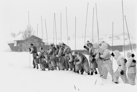 Reckingen: Search party, column with probing poles; 1970
