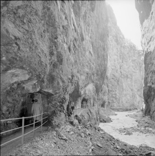 Visitors in the glacier gorge in Grindelwald, 1953