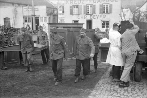 WWII: Bombings; soldiers as reins, Schaffhausen 1944