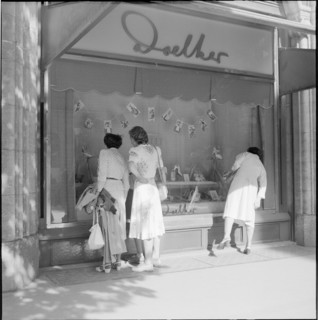 Women in front of shop windows, Bahnhofstrasse Zurich, 1952