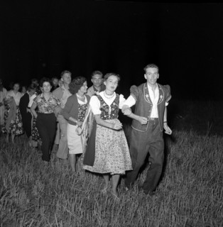 Federal celebration on the Rütli; people dancing 1951