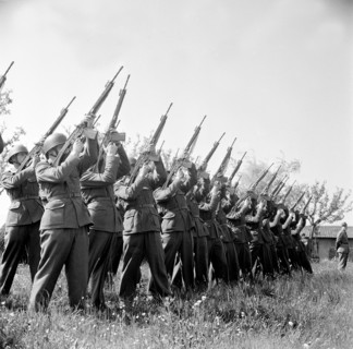 Salute of honor, funeral of military pilot Gruber, Obfelden 1962