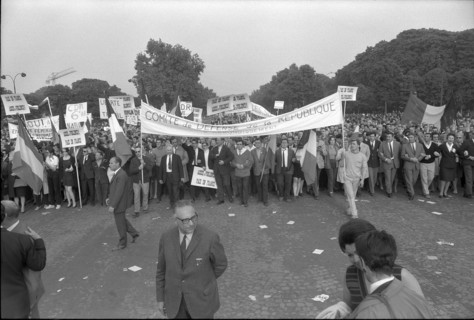 Student riots in Paris 1968: Counterdemonstration for the government