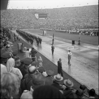 OS Helsinki 1952: Entry of the Swiss, Walter Lehmann as flag bearer