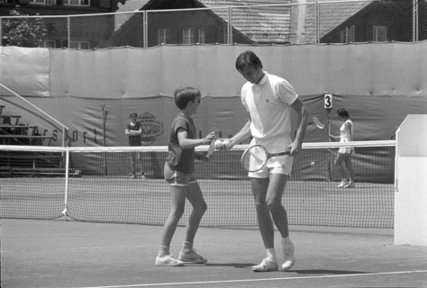 Swiss Open Gstaad 1971: Niki Pilic with ball boy