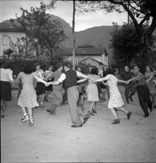 Dance around the maypole in Melide, 1942