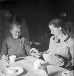 Farmers' wives eating bread, 1941