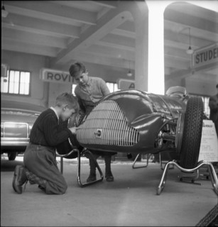 Motor Show 1949: Young exhibition visitors