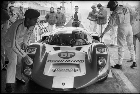 World record attempt in Monza 1967: Working on the Porsche 906