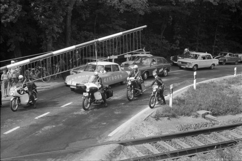 Tour de Suisse 1969: Closed level crossing