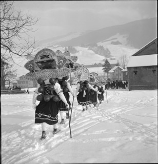 Silvesterchlausen in Urnäsch 1945