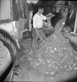 Production of cardboard, cardboard from waste paper; 1943
