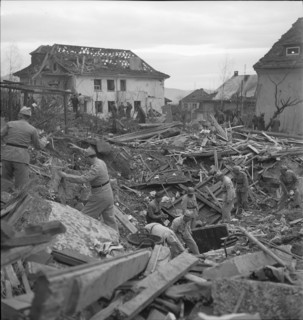 WW 2: bomb airdrop, dropping in Zurich, 1945