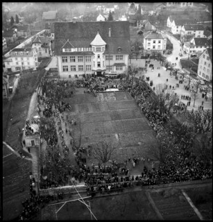 Schoolyard Thalwil at church bell lifting ceremony 1946