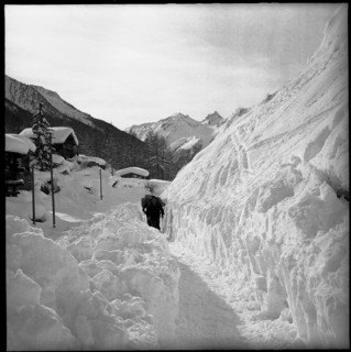 Rhaetian Railway line spilled over by avalanche, clearing work. 1951,
