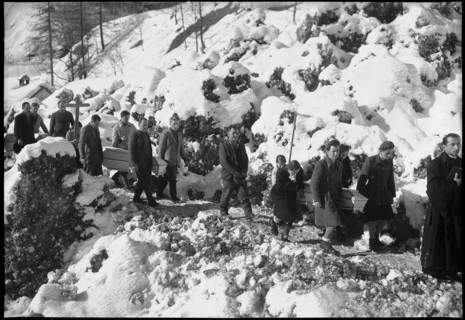 Lawine in Frasco, Verzasca valley, funeral of avalanche victims, 1951