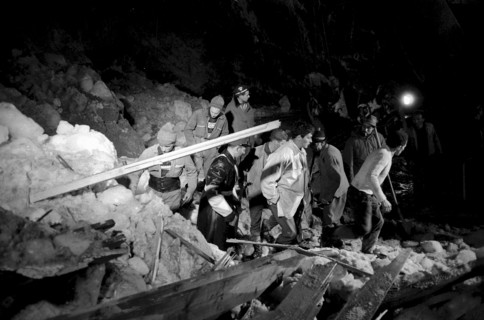 Mattmark glacial ice avalanche, nighttime search for missing workers, 1965