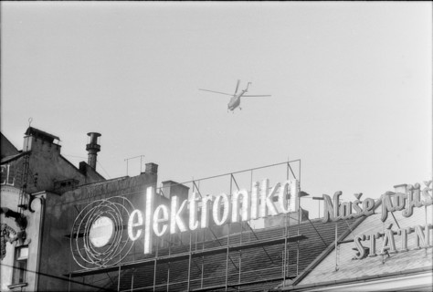 Prague 1968 after the invasion of the Warsaw Pact troops: young people resist