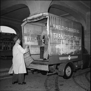 Setting up an exhibition at the Helmhaus Zurich in 1951
