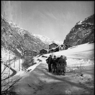 Herbriggen VS, threatened by landslide, evacuation; 1959