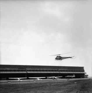 Glacier pilot Hermann Geiger, landing in Kloten, 1960