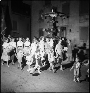 Riex; parade, children carrying lanterns; 1955