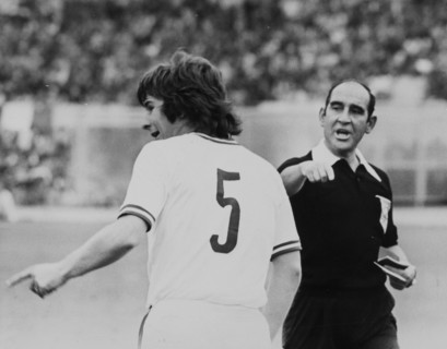 International match Switzerland  Italy 1973: Chapuisat and referee Jimenez