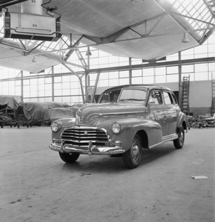 Completed cars in the assembly hall; General Motors 1946