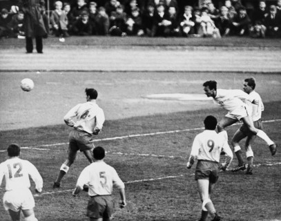 Swiss Championship NLA 1964/65: FCZ  Lausanne Sports; Xaver Stierli heading the ball