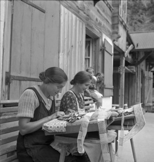 Women making bobbin lace, 1940.