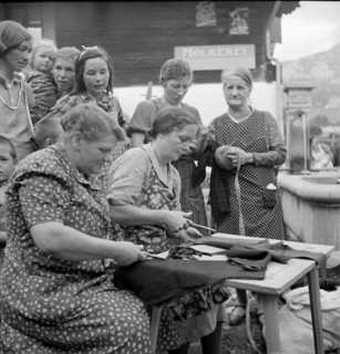Women cutting remnants, 1940.
