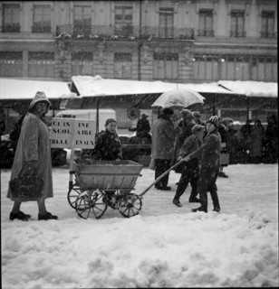 Snowfall in Lausanne: market, shopping for a school canteen; 1952.