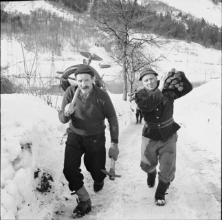 Silenen, men setting out for search for avalanche victims; 1968.