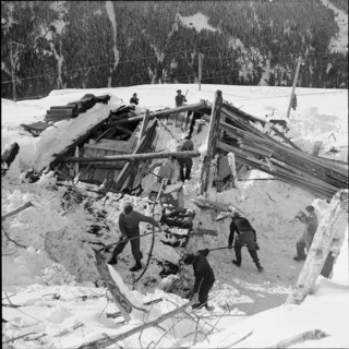 Fionnay VS, barracks of Grande Dixence SA destroyed avalanche; workers at clearing work, 1954.