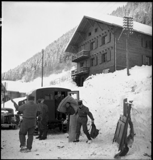Jaun, 29 buildings destroyed by avalanche in the evacuated village, people taking away household
