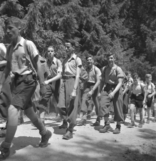 Volunteer pre-instruction; kit march; 1943.