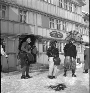 Silvesterchlausen in Urnaesch, 1945.