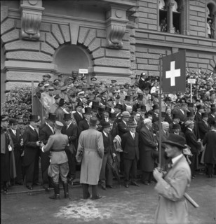 General Guisan talking to member of parliament, Berne 19. 8. 1945.