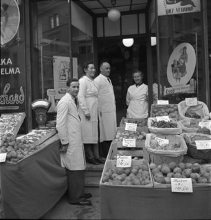 Employees in a grocery store; 1942.