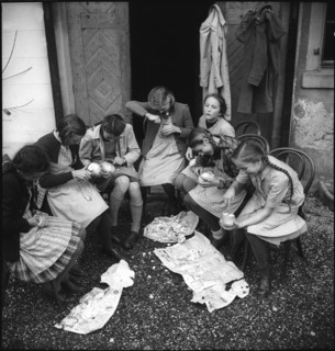 Preparations of the Räbeliechtli procession in Richterswil, 1939.