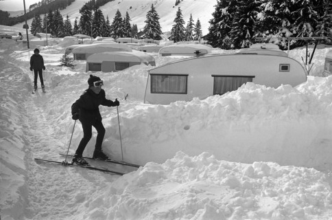 Skiing at the winter camping on Col des Mosses, 1966.