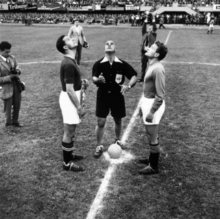 Football WC 1954: Switzerland - Italy; Coin toss.