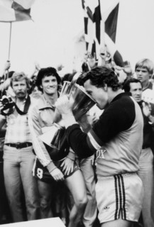 Swiss Champion FC Zürich 1980/81: Coach Jeandupeux, goalkeeper Grob with the cup, Urs Schönenberger