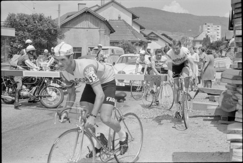 Tour de Suisse 1969: Closed railroad crossing.