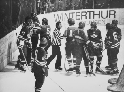 NLA 1973/74: EHC Kloten - SC Bern, referees separating players.
